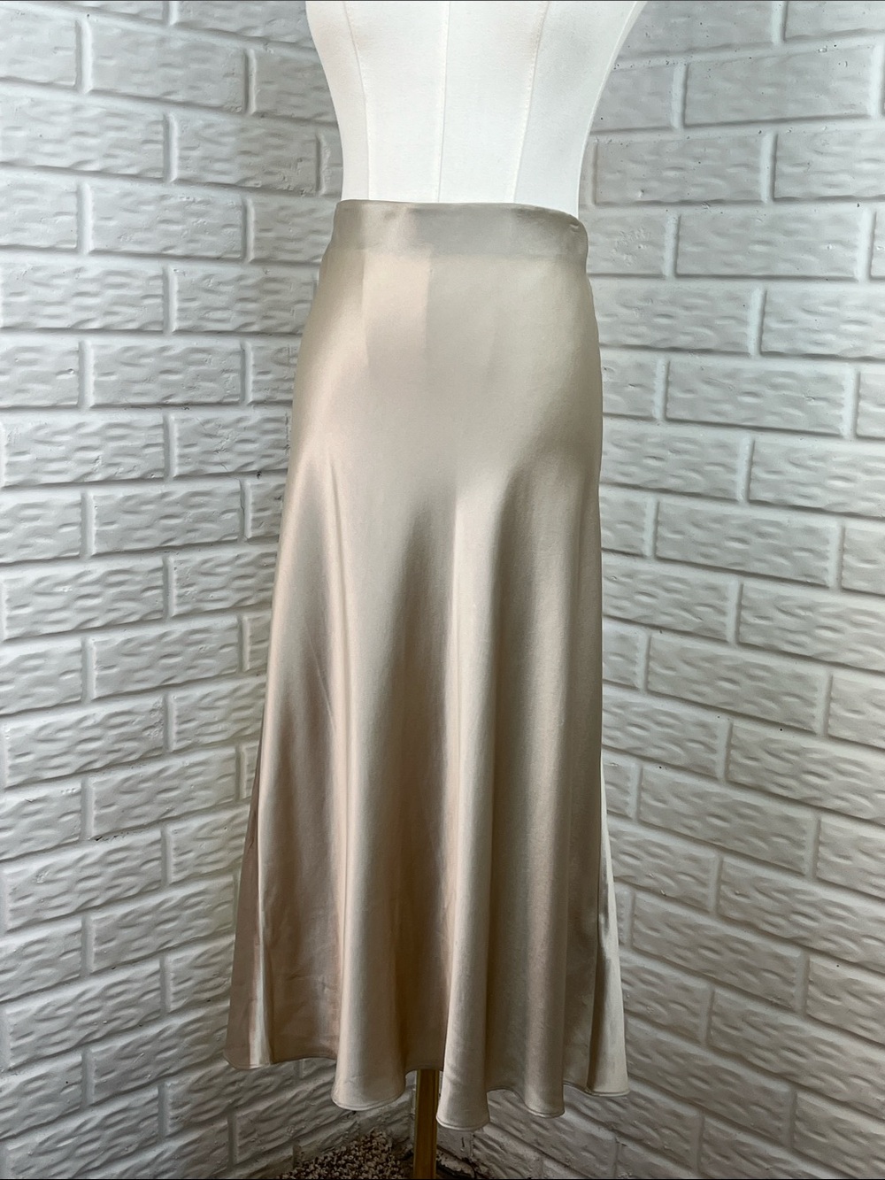QUINCE 100% SILK PULL ON SKIRT ELASTIC WAIST AND WASHABLE CHAMPAGNE COLOR SZ MD - Picture 3 of 10